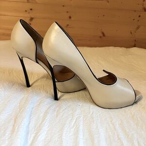 Badgley Mischka Cream Leather Pumps, Size 9.